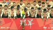 冠军全家福🔥！中甲冠军辽宁铁人全队与奖杯合影留念