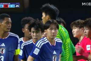补时阶段U17国足门将秦子牛压上参与角球进攻，日本门将神扑