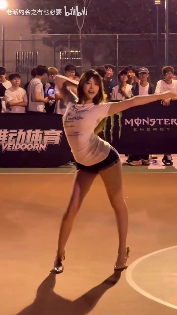 篮球赛中场舞，把学弟都看迷糊了～这还有心情看比赛嘛👀
